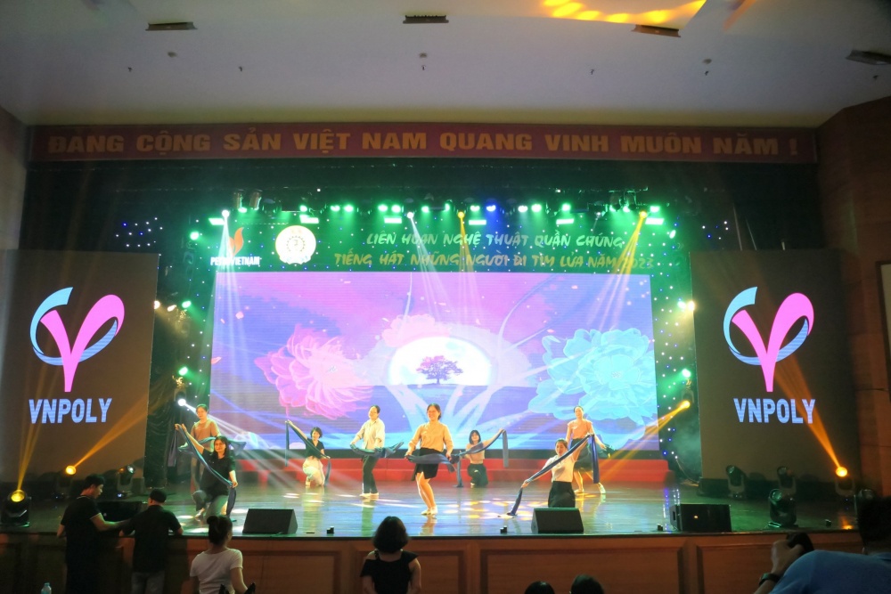 Đoàn văn nghệ VNPoly tập duyệt trên sân khấu.