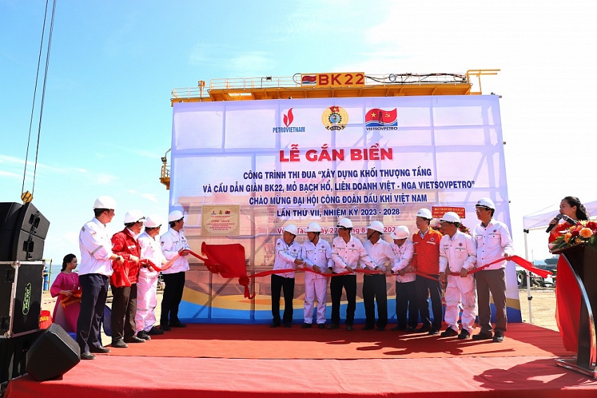 Gắn biển công trình thi đua 