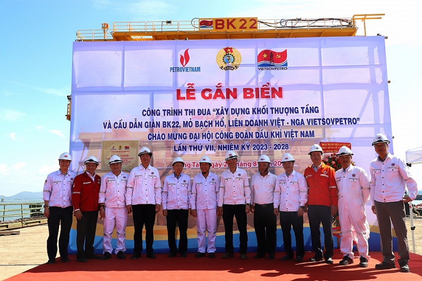 Gắn biển công trình thi đua 