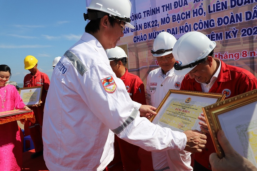 Gắn biển công trình thi đua 