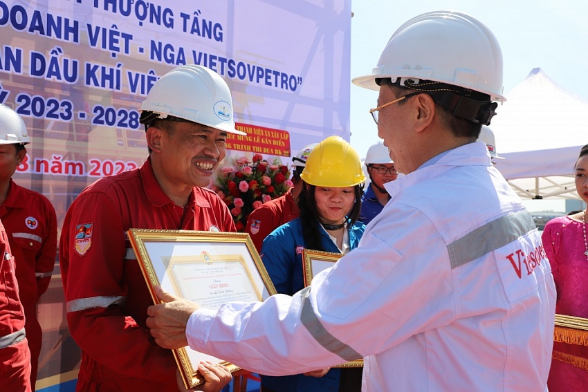 Gắn biển công trình thi đua 