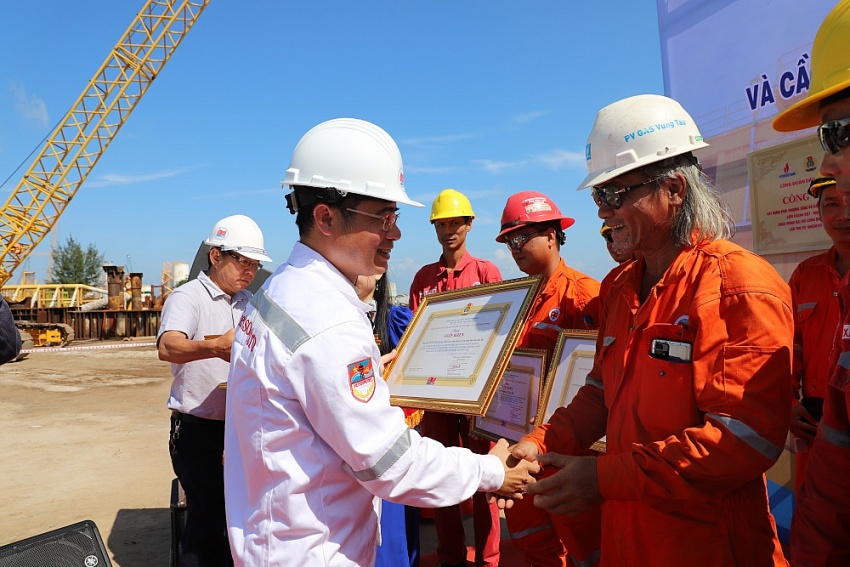 Gắn biển công trình thi đua 