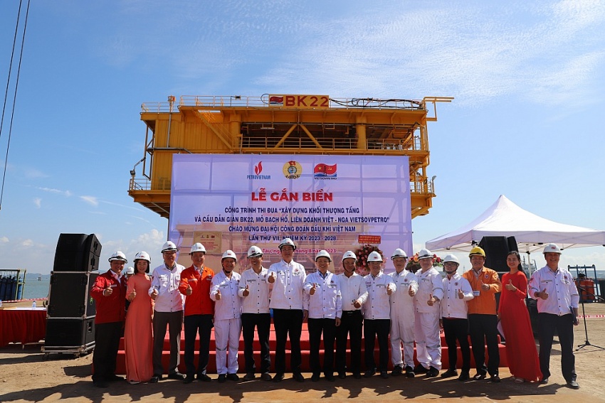 Gắn biển Chế tạo trên bờ Khối thượng tầng và Cầu dẫn giàn BK-22, mỏ Bạch Hổ Gắn biển Chế tạo trên bờ Khối thượng tầng và Cầu dẫn giàn BK 22, mỏ Bạch Hổ