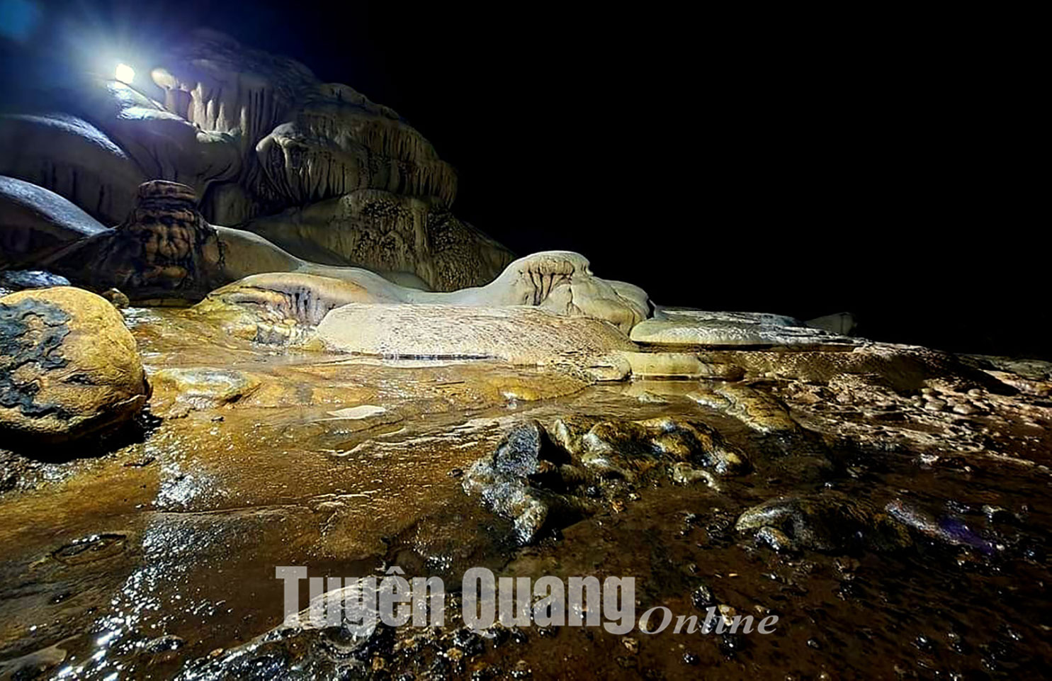Nét hoang sơ của hang Khau Quang