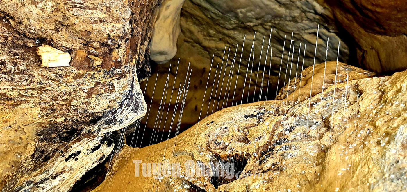 Nét hoang sơ của hang Khau Quang