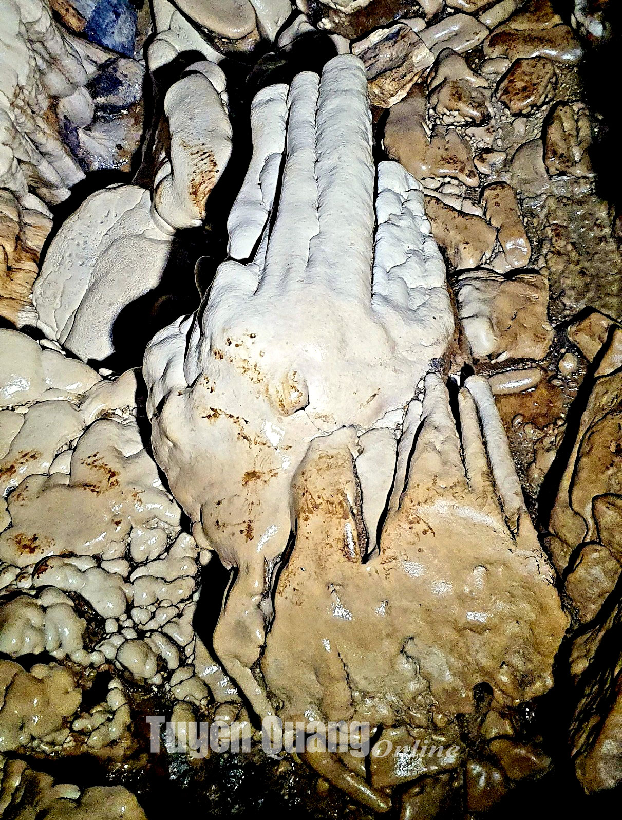 Nét hoang sơ của hang Khau Quang