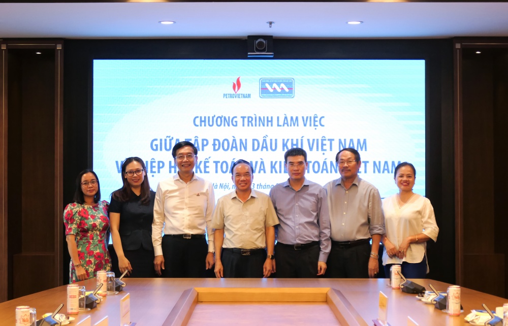 Đại diện ban lãnh đạo Petrovietnam cùng đại diện Đại diện ban lãnh đạo Petrovietnam cùng đại diện