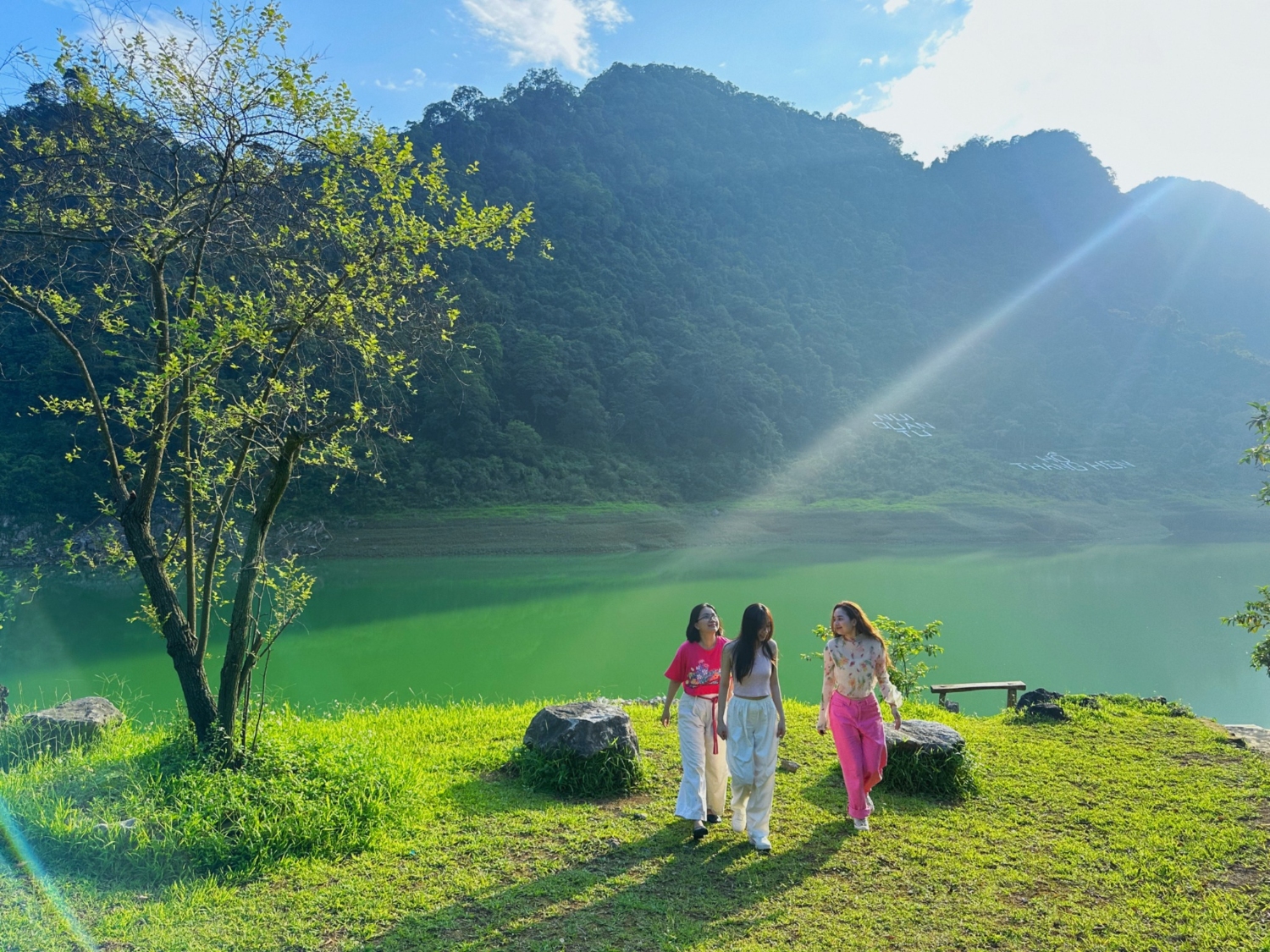 “Lạc trôi” giữa thiên nhiên hồ Thang Hen “Lạc trôi” giữa thiên nhiên hồ Thang Hen