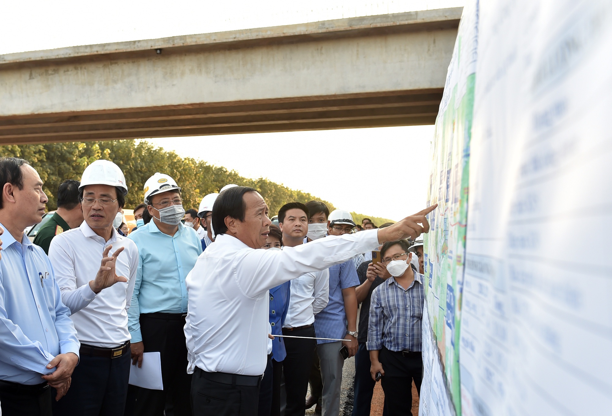 Phó Thủ tướng đội mũ cối say việc - 3 Phó Thủ tướng đội mũ cối say việc - 3