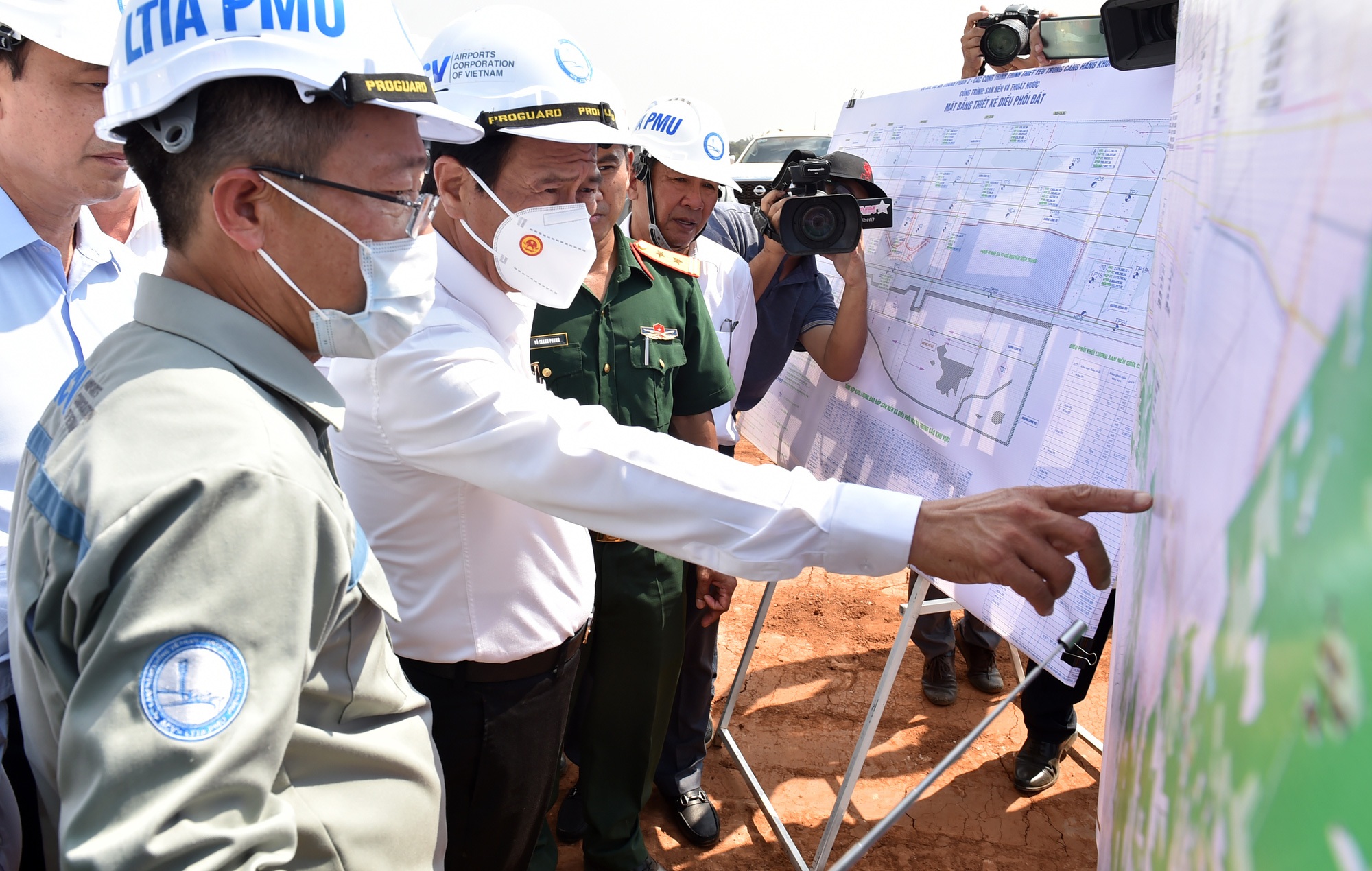 Phó Thủ tướng đội mũ cối say việc - 2 Phó Thủ tướng đội mũ cối say việc - 2