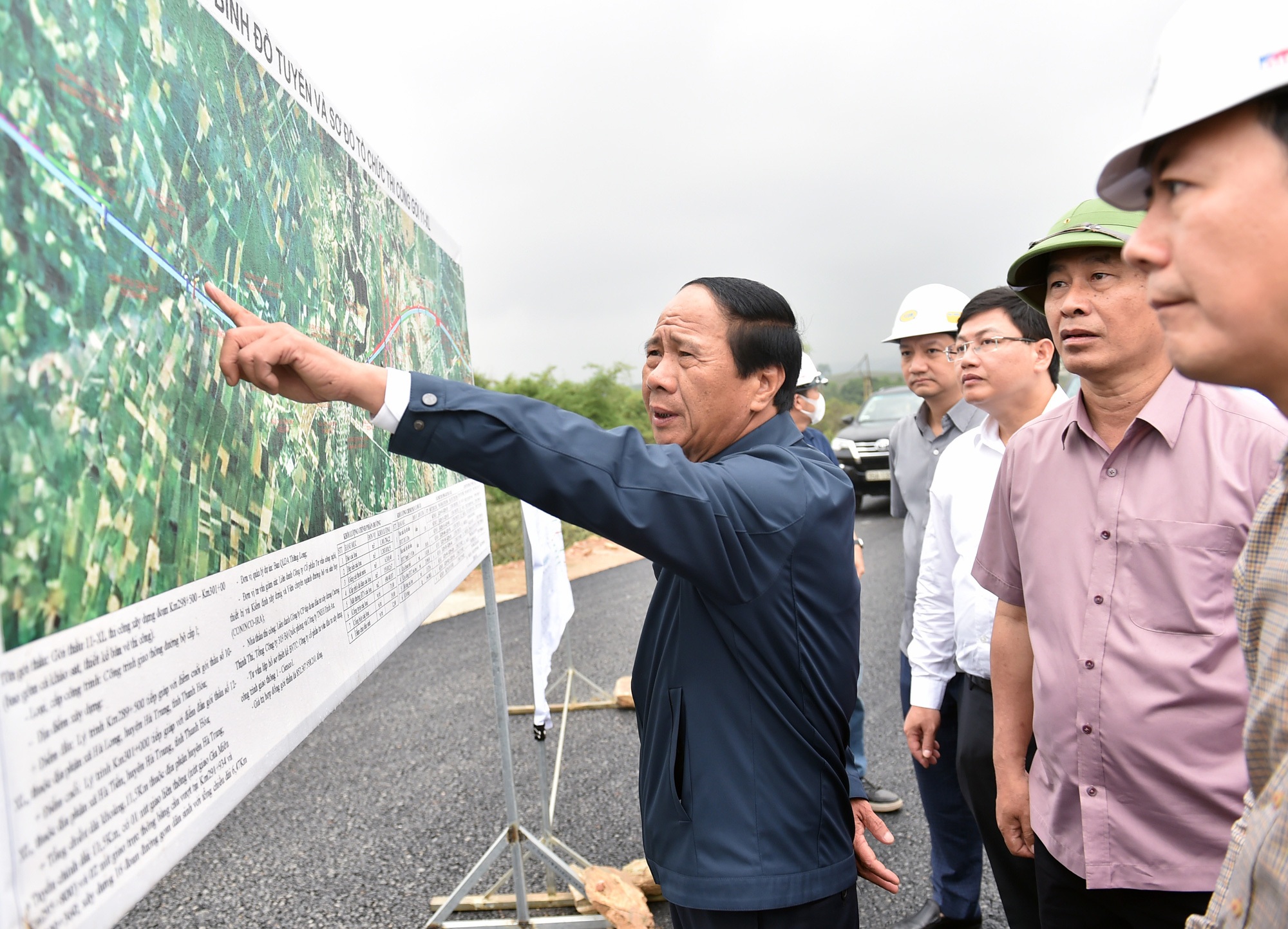 Phó Thủ tướng đội mũ cối say việc - 1 Phó Thủ tướng đội mũ cối say việc - 1