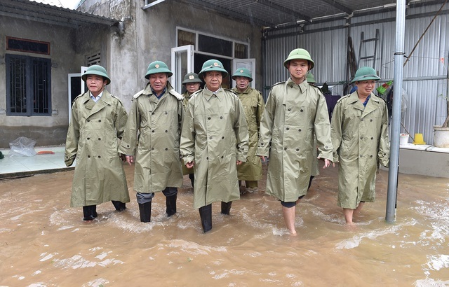 Phó Thủ tướng đội mũ cối say việc - 4 Phó Thủ tướng đội mũ cối say việc - 4