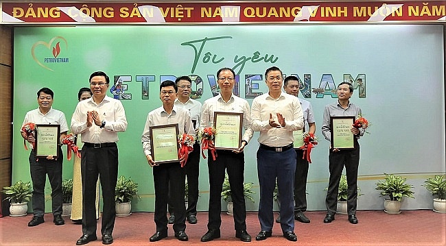 Ông Phạm Văn Điềm - Phó Ban Nhân sự Đào tạo, đại diện người lao động PV Drilling (hàng trên - giữa) nhận giải Đặc biệt – hạng mục tập thể tại Lễ trao giải “Tôi yêu Petrovietnam”.