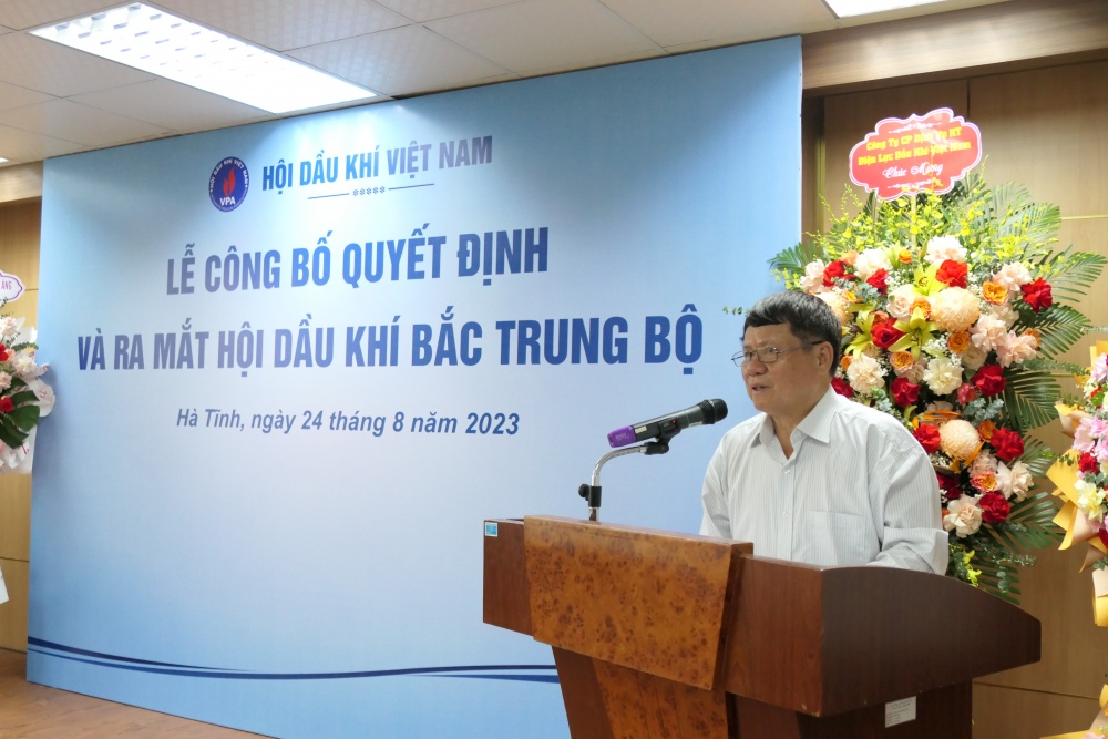 Lãnh đạo Hội DKVN trao quyết định thành lập Hội Dầu khí Bắc Trung Bộ