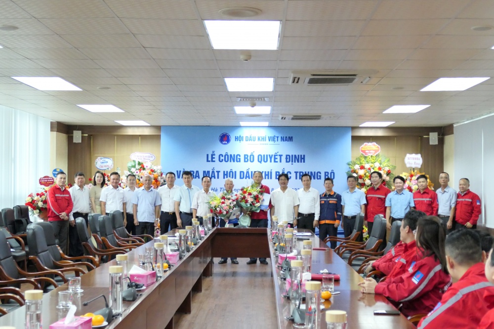 Lãnh đạo Hội DKVN trao quyết định thành lập Hội Dầu khí Bắc Trung Bộ