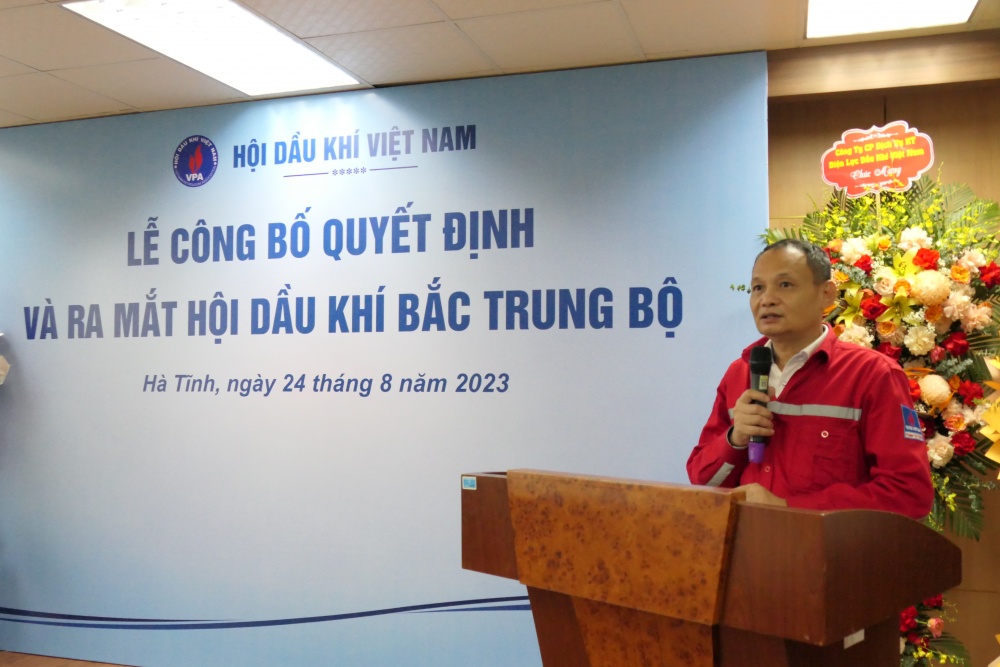 Lãnh đạo Hội DKVN trao quyết định thành lập Hội Dầu khí Bắc Trung Bộ