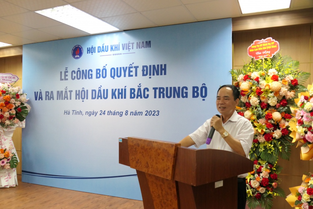 Lãnh đạo Hội DKVN trao quyết định thành lập Hội Dầu khí Bắc Trung Bộ