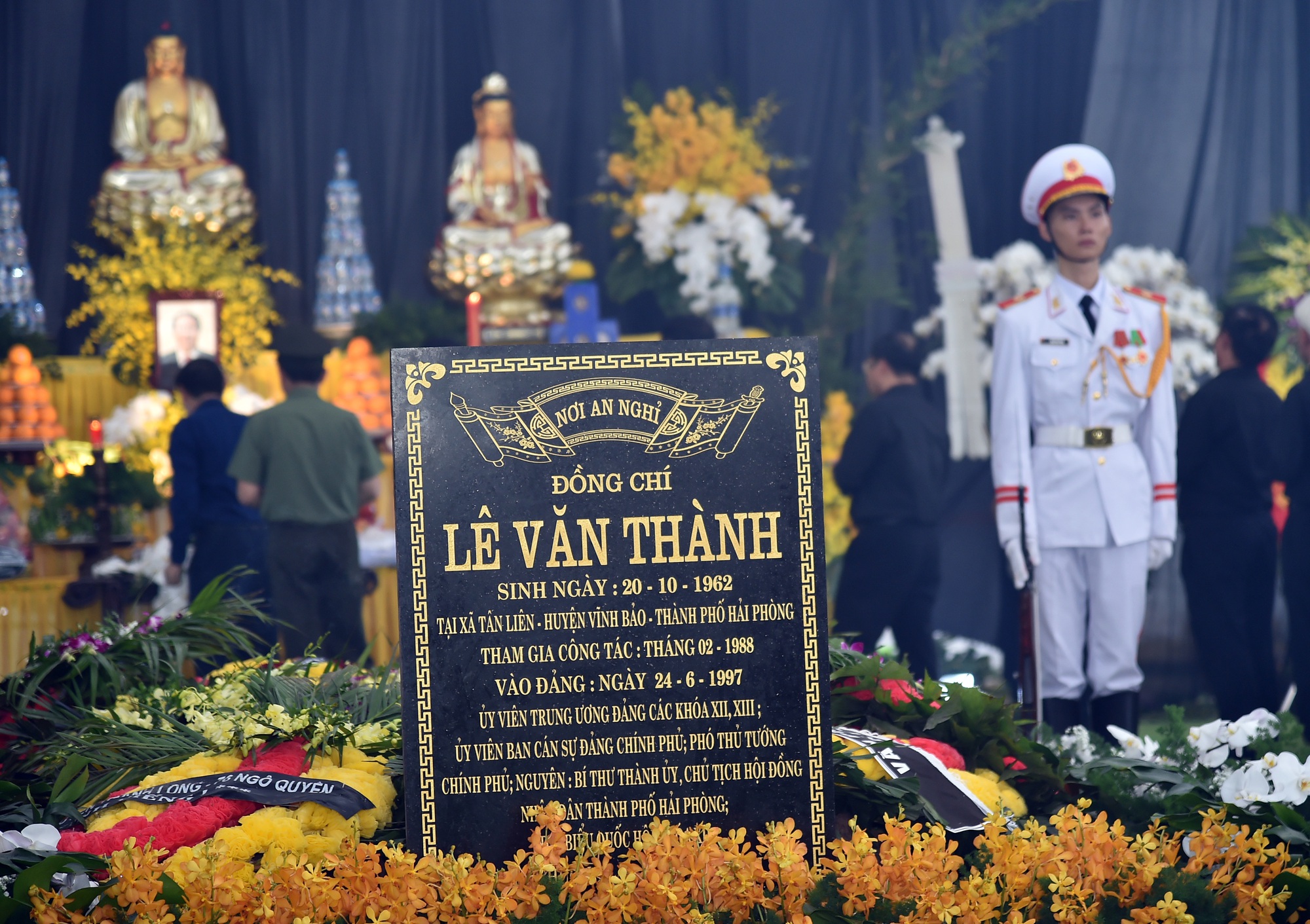 Tổ chức trọng thể Lễ truy điệu và tiễn đưa đồng chí Lê Văn Thành về nơi an nghỉ cuối cùng - Ảnh 29.