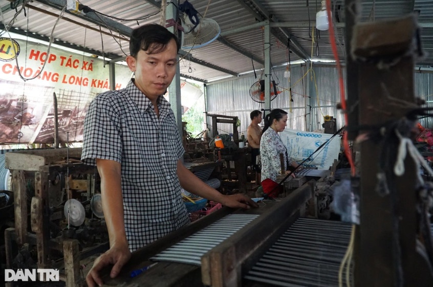 Anh An trong xưởng dệt của mình (Ảnh: Nguyễn Cường).