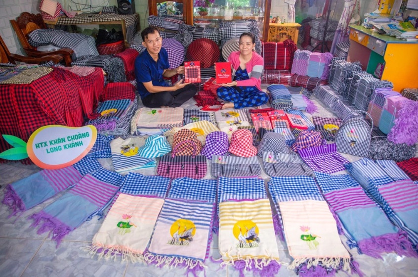 Khăn rằn giờ đây đã sặc sỡ hơn để làm vừa lòng du khách (Ảnh: CTV).