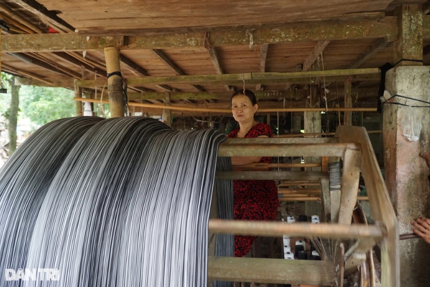 Mắc cửi là công đoạn người thợ vẫn phải làm thủ công hoàn toàn (Ảnh; Nguyễn Cường).