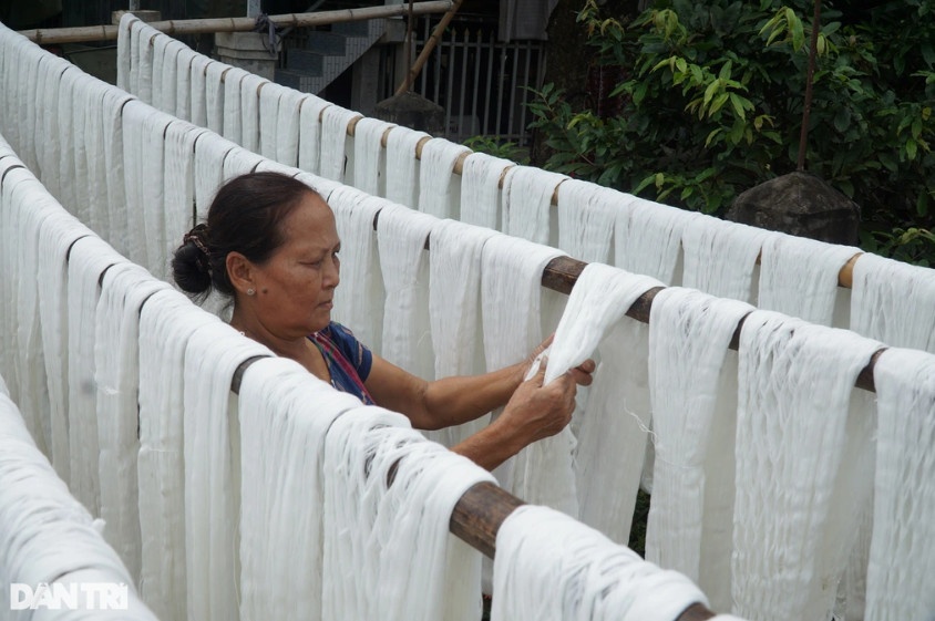 Phơi chỉ, một trong những công đoạn để dệt choàng (Ảnh: Nguyễn Cường).