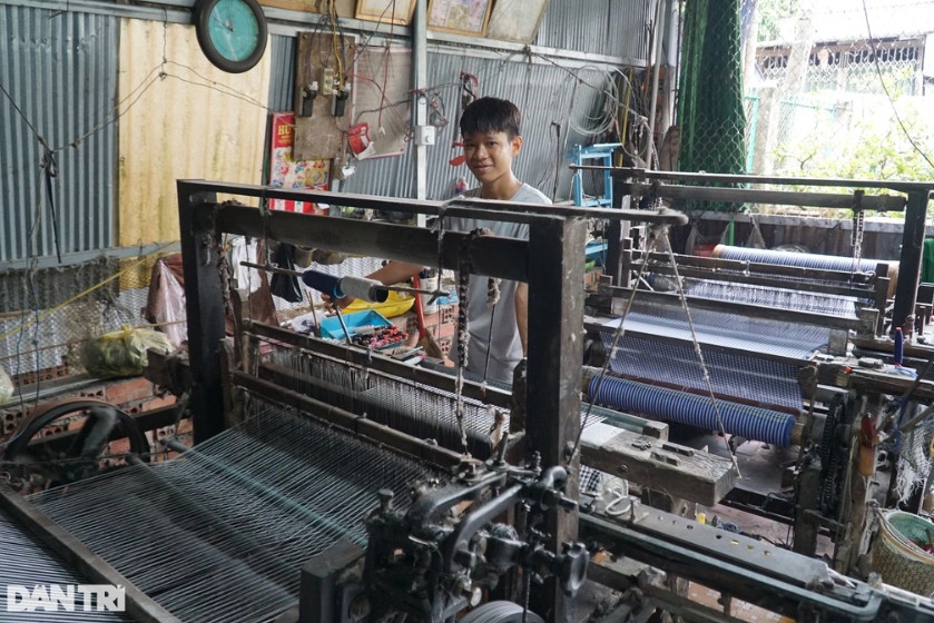 Ngôi làng kỳ lạ, con trai 10 tuổi đã mê dệt vải