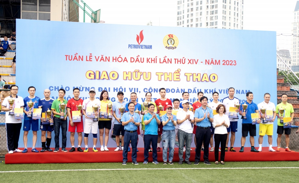 Các lãnh đạo Công đoàn Dầu khí Việt Nam trao giải thưởng và chúc mừng các đội tuyển đạt thành tích cao tại Giải giao hữu thể thao chào mừng Đại hội VII Công đoàn Dầu khí Việt Nam Các lãnh đạo Công đoàn Dầu khí Việt Nam trao giải thưởng và chúc mừng các đội tuyển đạt thành tích cao tại Giải giao hữu thể thao chào mừng Đại hội VII Công đoàn Dầu khí Việt Nam