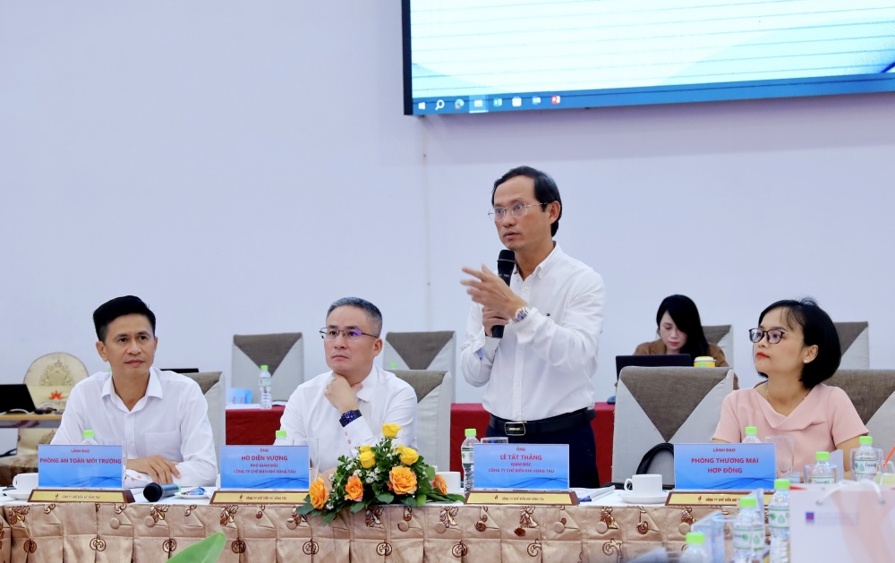 Giám đốc KVT Lê Tất Thắng phát biểu mong muốn tăng cường phối hợp, nhằm nâng cao và đảm bảo công tác an toàn của nhà thầu khi thực hiện công việc tại KVT Giám đốc KVT Lê Tất Thắng phát biểu mong muốn tăng cường phối hợp, nhằm nâng cao và đảm bảo công tác an toàn của nhà thầu khi thực hiện công việc tại KVT