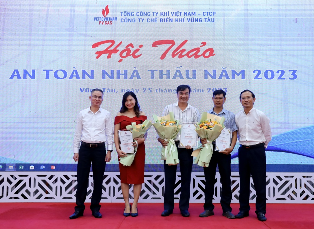 KVT ghi nhận và vinh danh các nhà thầu đã tuân thủ tốt nhất công tác an toàn trong năm 2022 và 6 tháng đầu năm 2023 KVT ghi nhận và vinh danh các nhà thầu đã tuân thủ tốt nhất công tác an toàn trong năm 2022 và 6 tháng đầu năm 2023