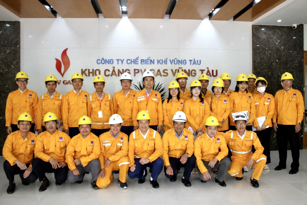 Các thành viên Hội thảo tham quan, tìm hiểu thực tế hệ thống thiết bị công nghệ, đo đếm, vận hành và đảm bảo an toàn của chuỗi dự án Kho cảng LNG Thị Vải Các thành viên Hội thảo tham quan, tìm hiểu thực tế hệ thống thiết bị công nghệ, đo đếm, vận hành và đảm bảo an toàn của chuỗi dự án Kho cảng LNG Thị Vải