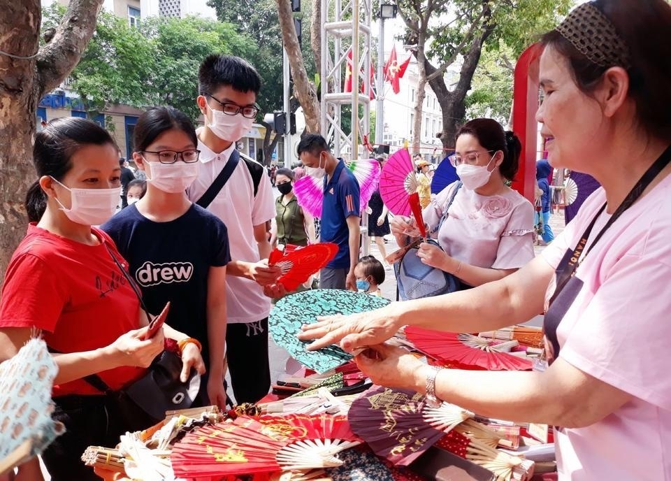 Nhiều hoạt động hấp dẫn tại Lễ hội quà tặng du lịch Hà Nội 2023 Nhiều hoạt động hấp dẫn tại Lễ hội quà tặng du lịch Hà Nội 2023