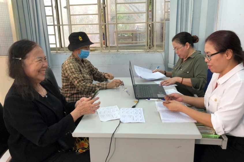 Người về hưu phấn khởi khi nhận được mức trợ cấp mới (Ảnh minh họa: BHXH TPHCM). Người về hưu phấn khởi khi nhận được mức trợ cấp mới (Ảnh minh họa: BHXH TPHCM).