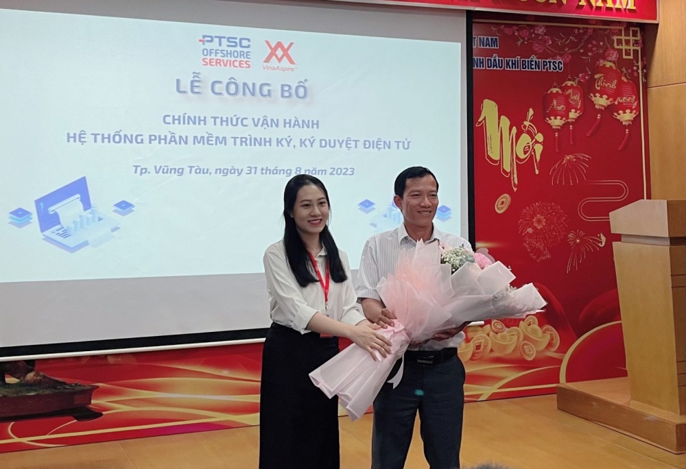 Bà Chloe Bùi, Giám đốc Vina Aspire tặng hoa chúc mừng PTSC POS