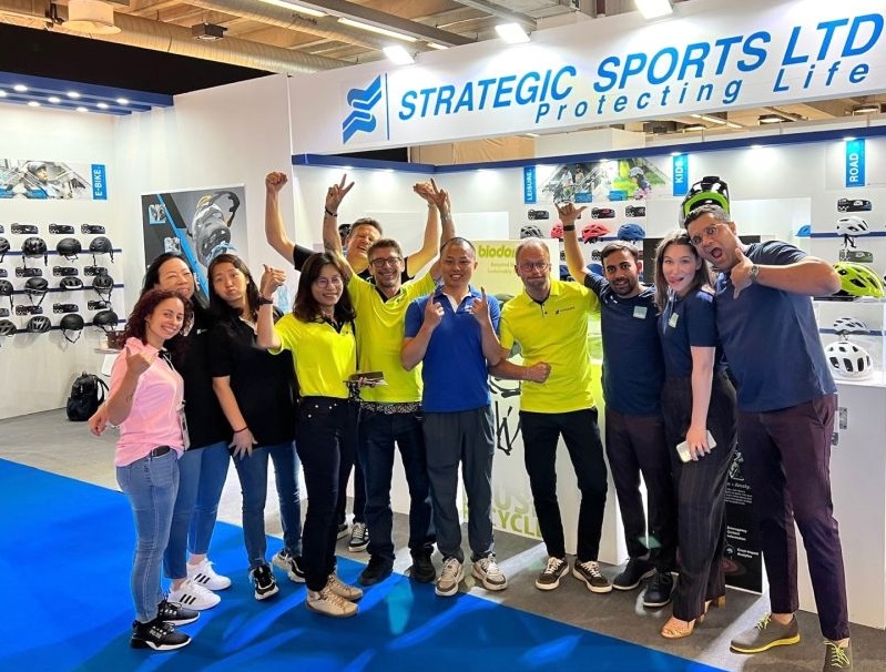 Kỳ X: Hệ lụy đầu tiên của giảm phát Norman Cheng, chủ sở hữu Strategic Sports, một trong những nhà sản xuất mũ bảo hiểm lớn nhất thế giới cho biết, việc dịch chuyển hoạt động ra ngoài Trung Quốc được xem là một giải pháp sống còn đối với công ty.