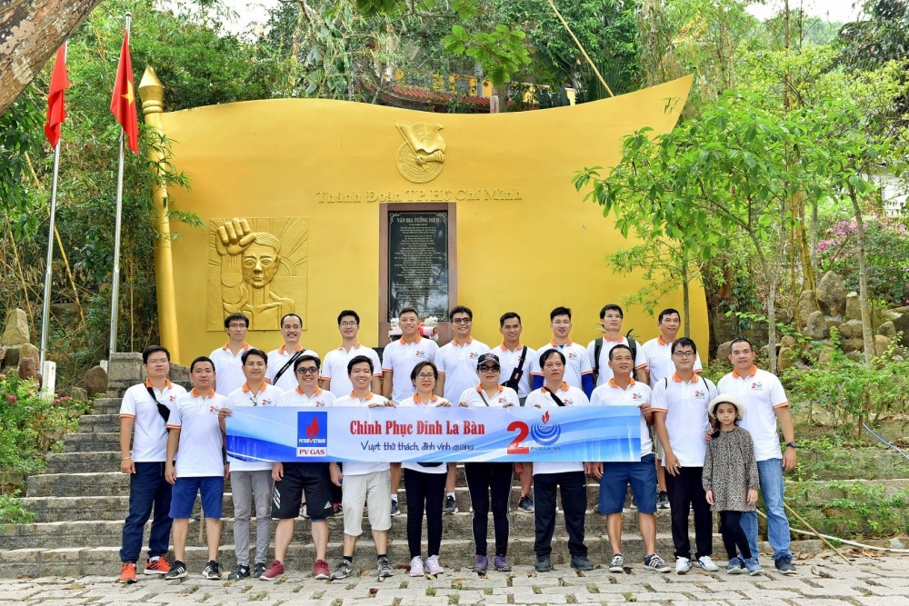 Khoa cùng đồng nghiệp trong hoạt động tập thể