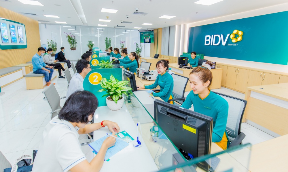 Tin ngân hàng ngày 5/9: VPBank giảm 1% ở nhiều kỳ hạn, đưa lãi suất xuống dưới mốc 6%/năm Tin ngân hàng ngày 5/9: VPBank giảm 1% ở nhiều kỳ hạn, đưa lãi suất xuống dưới mốc 6%/năm