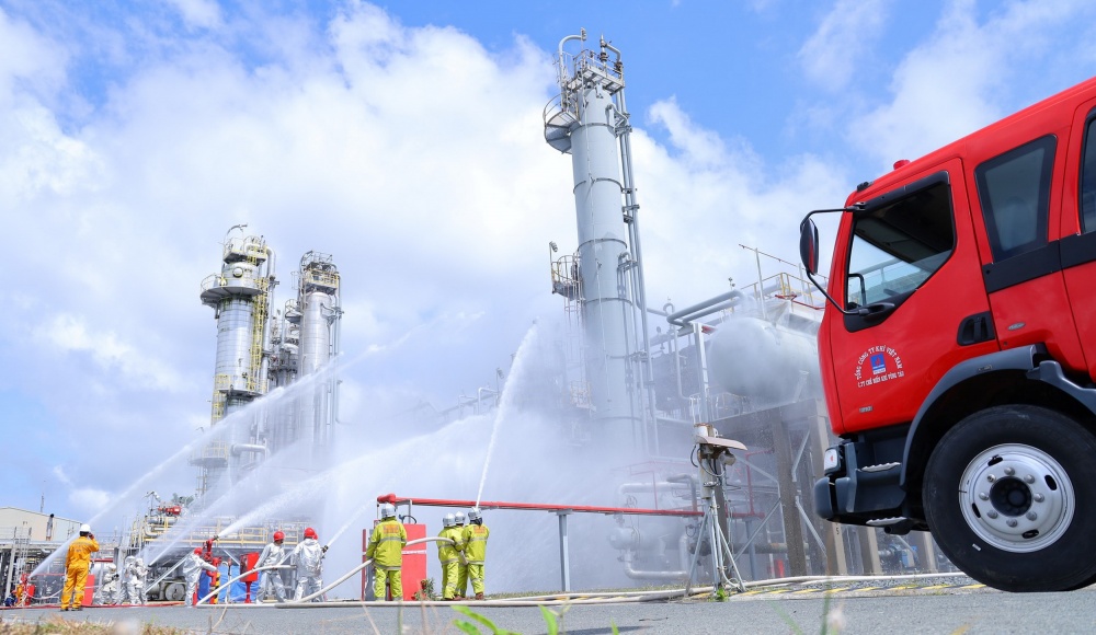 Diễn tập phối hợp nhiều lực lượng phun dập khống chế và dập tắt đám cháy, không cho cháy lan Diễn tập phối hợp nhiều lực lượng phun dập khống chế và dập tắt đám cháy, không cho cháy lan