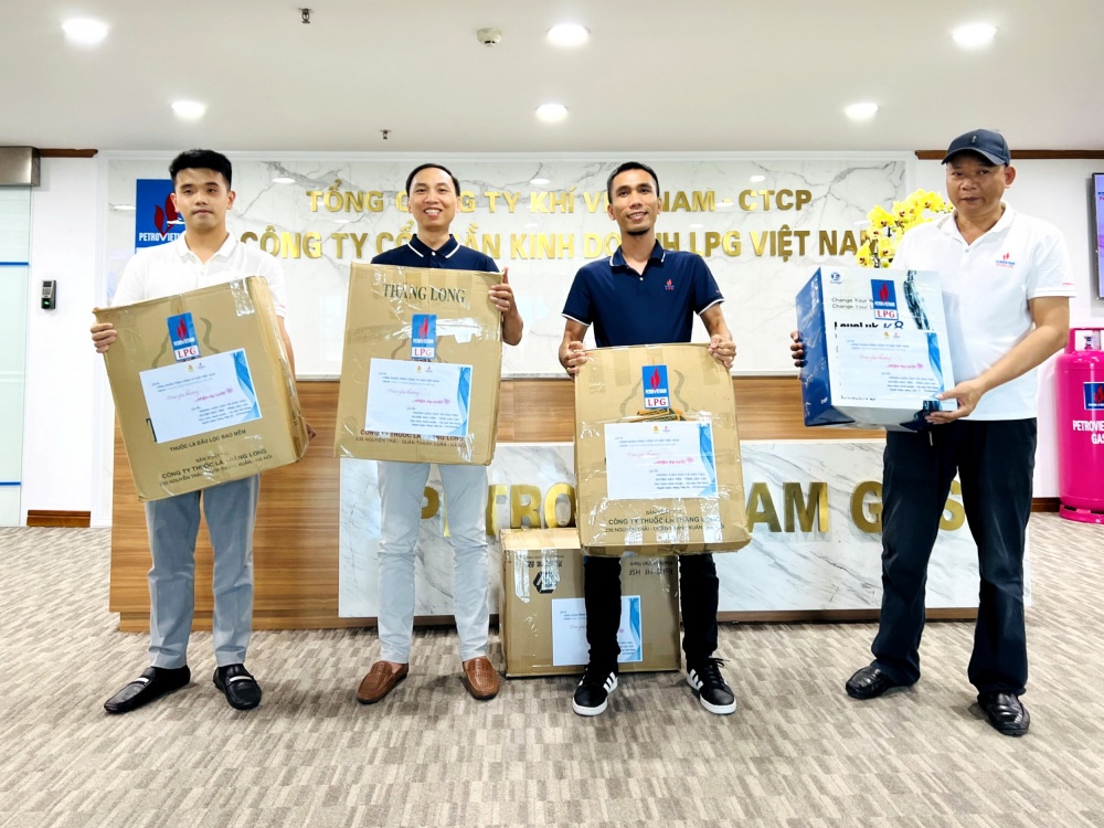 Lực lượng nam CBCNV PV GAS nhiệt tình hỗ trợ và tham gia chương trình do nữ công phát động