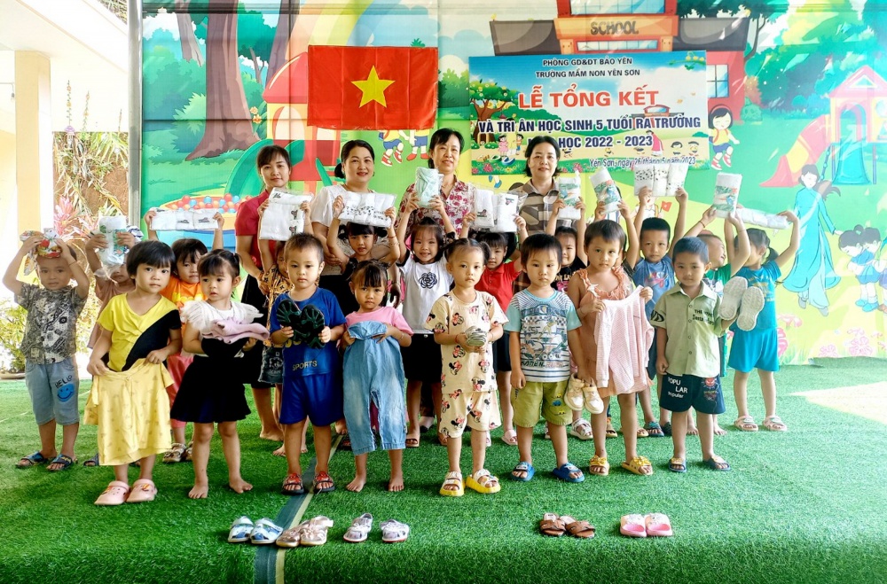 Các em bé trường mẫu giáo nhận được quần áo, giày dép để chuẩn bị cho năm học mới