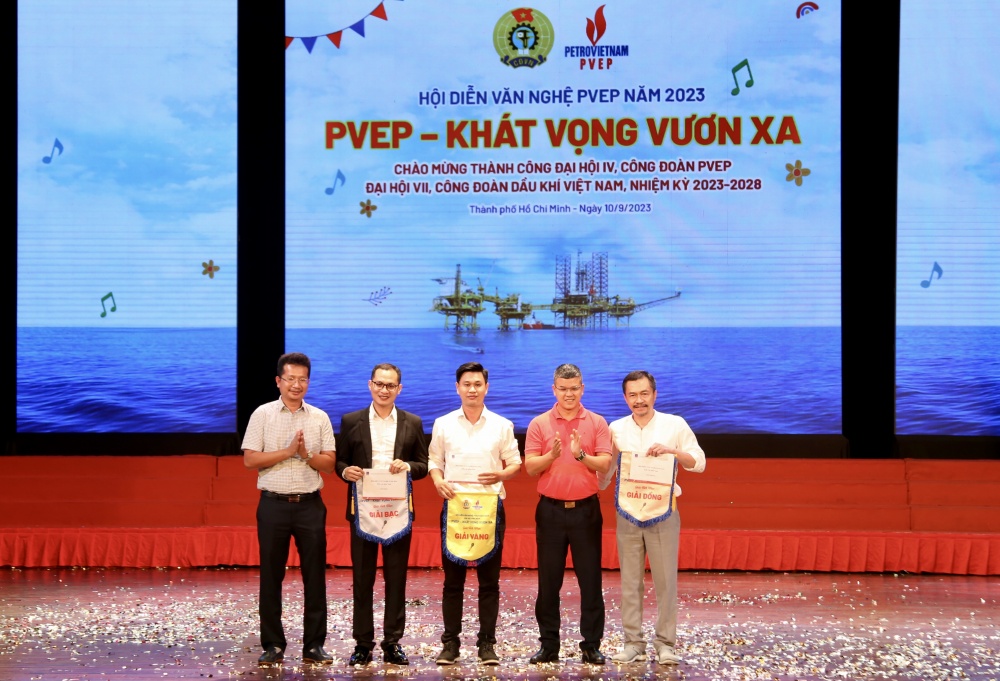 Sôi nổi hội diễn văn nghệ 