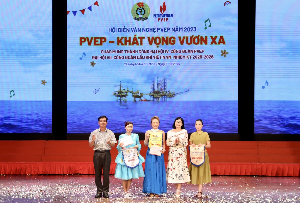Sôi nổi hội diễn văn nghệ 
