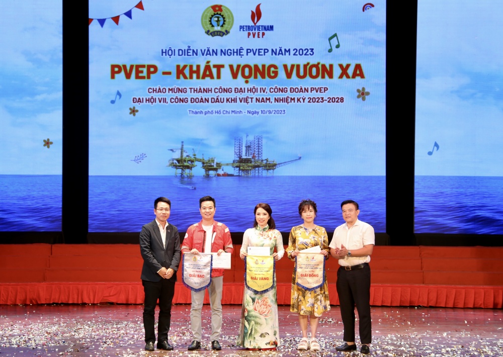 Sôi nổi hội diễn văn nghệ 