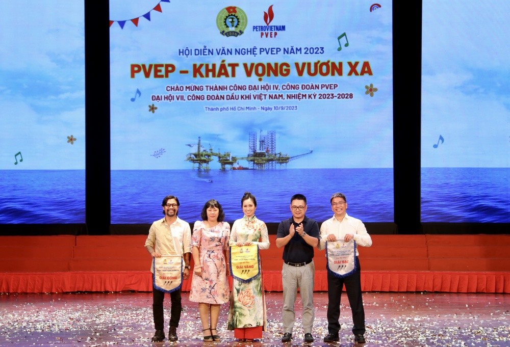 Sôi nổi hội diễn văn nghệ 