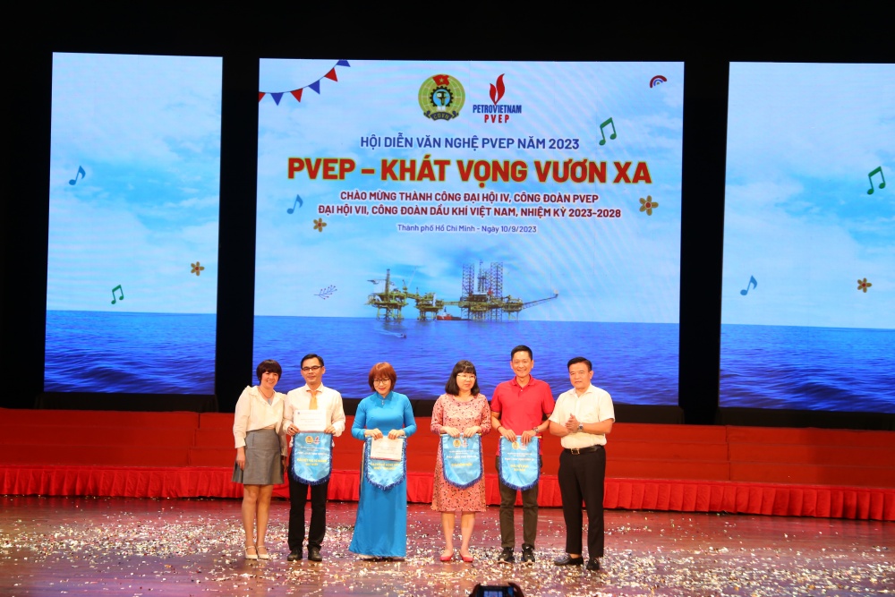 Sôi nổi hội diễn văn nghệ 
