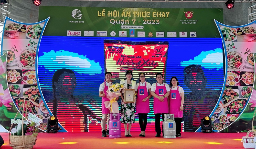 PV GAS LPG hỗ trợ miễn phí tạp dề thương hiệu và toàn bộ bình LPG cho các đội dự thi tại Lễ hội