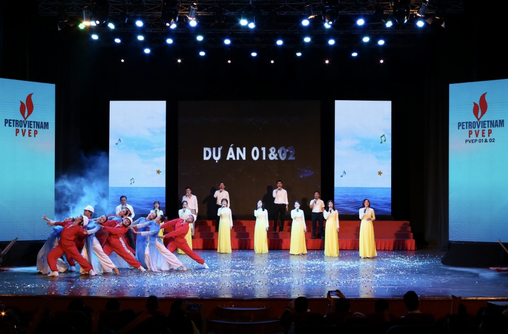 Sôi nổi hội diễn văn nghệ 