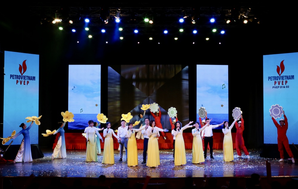 Sôi nổi hội diễn văn nghệ 