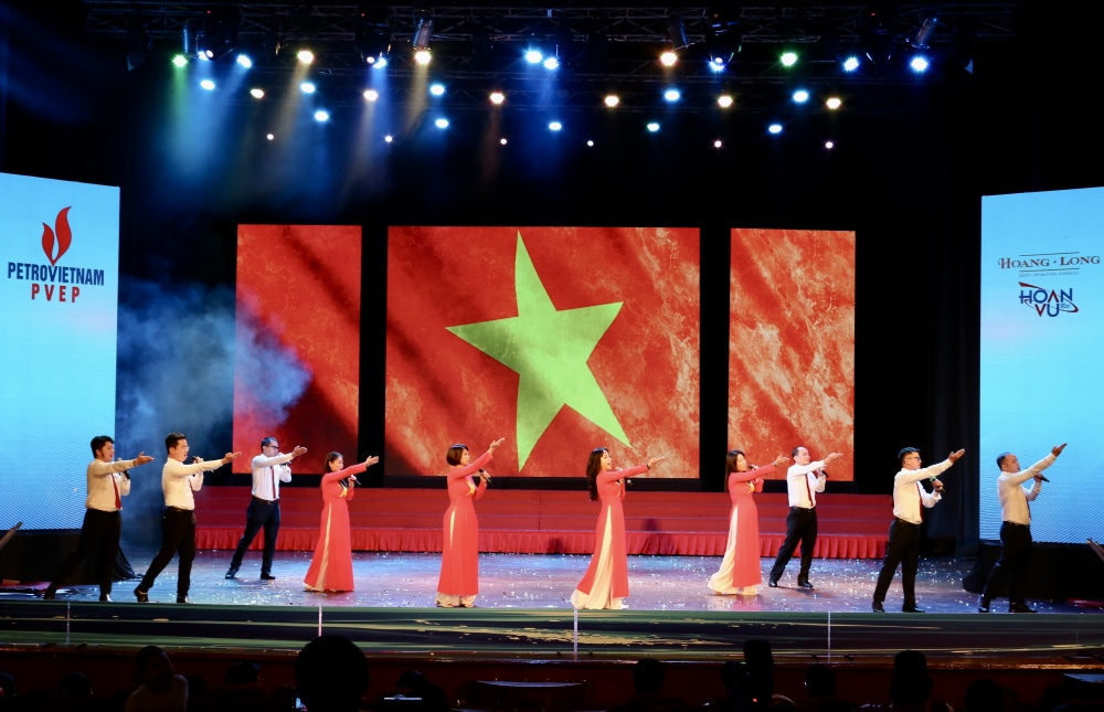 Sôi nổi hội diễn văn nghệ 