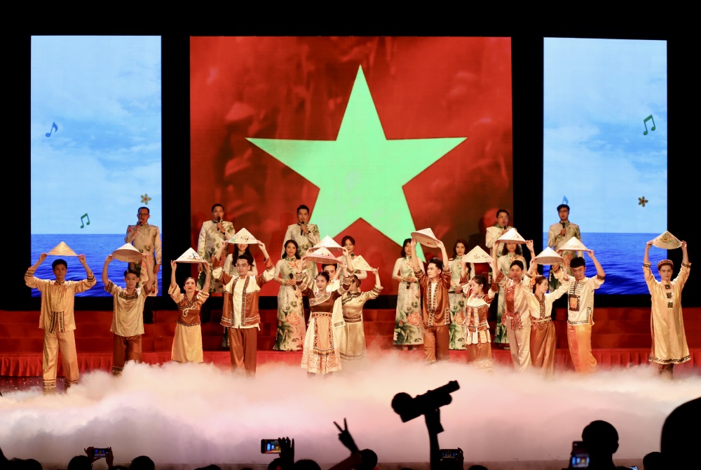 Sôi nổi hội diễn văn nghệ 